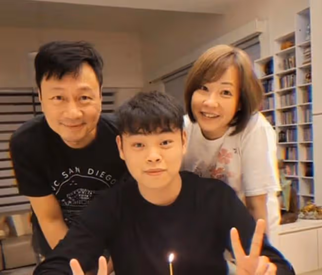 57歲黎耀祥慶銀婚紀念日!愛妻戴31萬手鐲氣質出眾,曬居家膩歪照