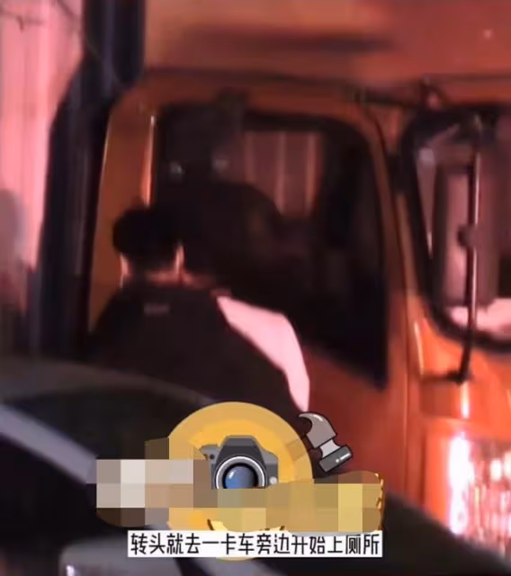 文章深夜醉酒糗態百出!當街在他人車旁小便,被架著走東倒西歪