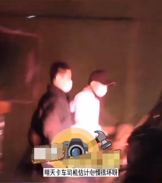 文章深夜醉酒糗態百出!當街在他人車旁小便,被架著走東倒西歪