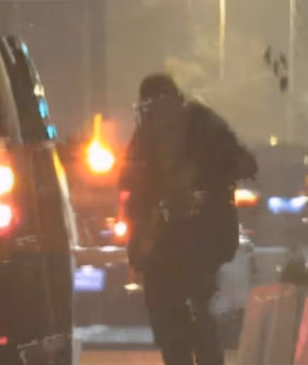 文章深夜醉酒糗態百出!當街在他人車旁小便,被架著走東倒西歪