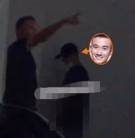 文章深夜醉酒糗態百出!當街在他人車旁小便,被架著走東倒西歪