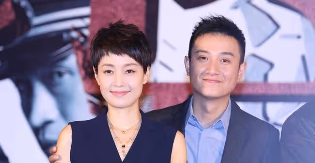 文章深夜醉酒糗態百出!當街在他人車旁小便,被架著走東倒西歪