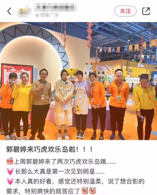 向佐天津拍戲妻女緊隨!郭碧婷雙手捧肚孕態十足,體型比路人還寬