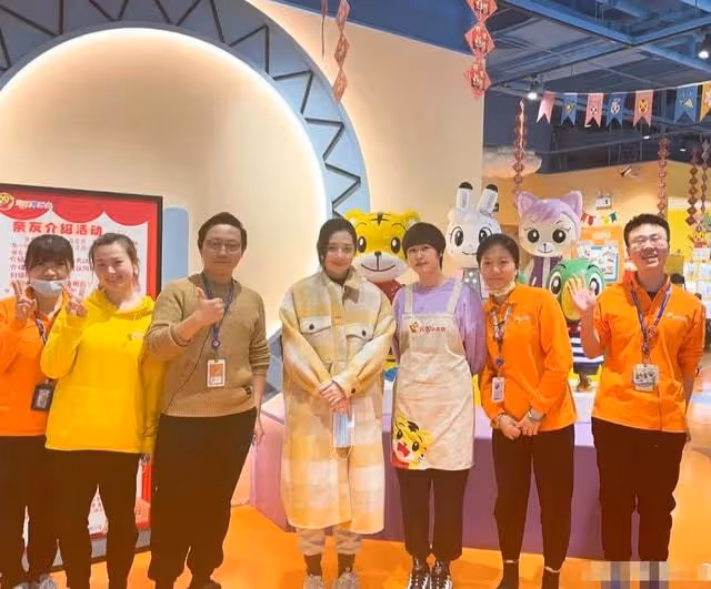 向佐天津拍戲妻女緊隨!郭碧婷雙手捧肚孕態十足,體型比路人還寬