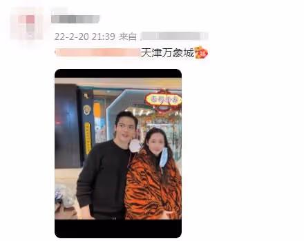 向佐天津拍戲妻女緊隨!郭碧婷雙手捧肚孕態十足,體型比路人還寬