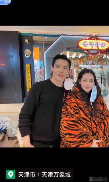 向佐天津拍戲妻女緊隨!郭碧婷雙手捧肚孕態十足,體型比路人還寬