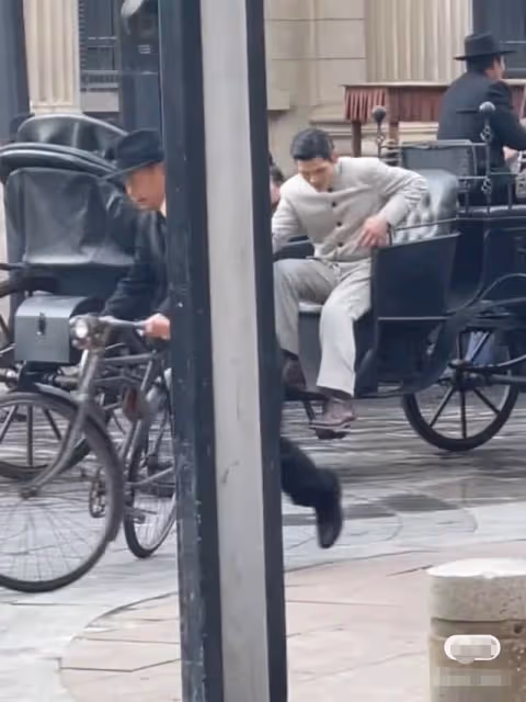 向佐天津拍戲妻女緊隨！郭碧婷雙手捧肚孕態十足，體型比路人還寬