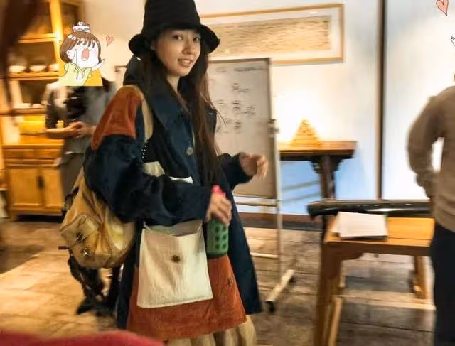 向佐天津拍戲妻女緊隨！郭碧婷雙手捧肚孕態十足，體型比路人還寬