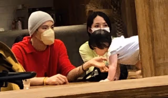 向佐天津拍戲妻女緊隨！郭碧婷雙手捧肚孕態十足，體型比路人還寬
