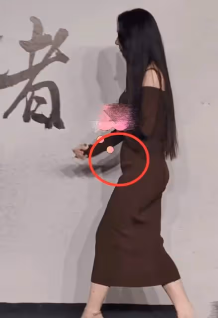 向佐天津拍戲妻女緊隨！郭碧婷雙手捧肚孕態十足，體型比路人還寬