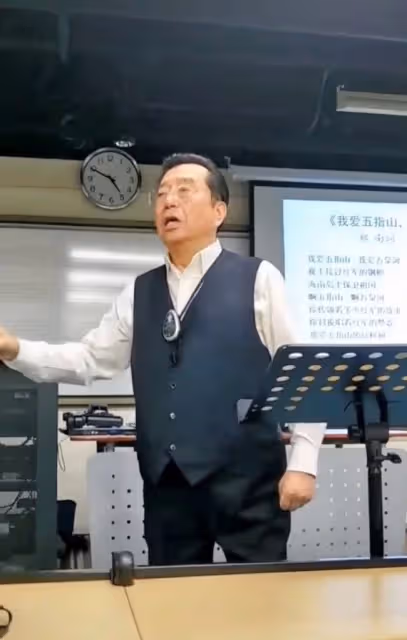 82歲李雙江罕露面!肚子突出滿頭濃密黑髮,親自教學飆高音獲熱捧