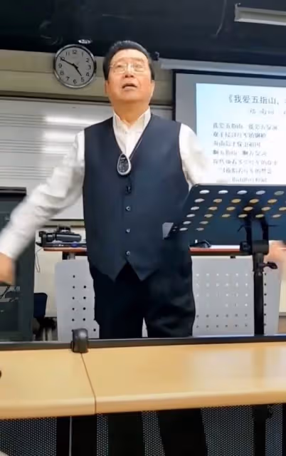 82歲李雙江罕露面!肚子突出滿頭濃密黑髮,親自教學飆高音獲熱捧