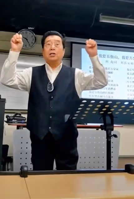 82歲李雙江罕露面!肚子突出滿頭濃密黑髮,親自教學飆高音獲熱捧