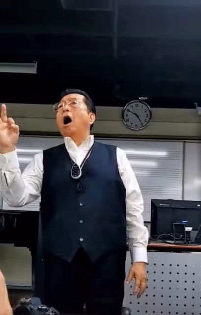 82歲李雙江罕露面!肚子突出滿頭濃密黑髮,親自教學飆高音獲熱捧