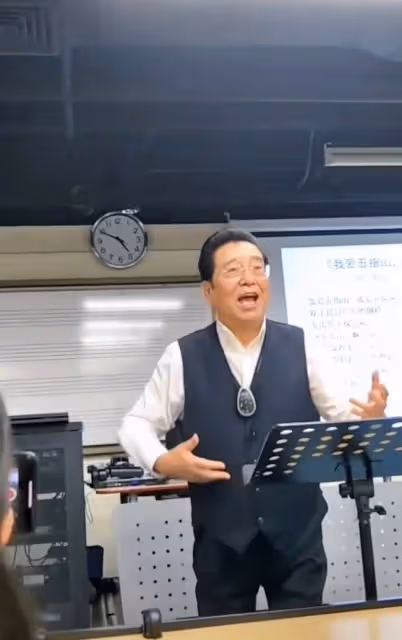 82歲李雙江罕露面!肚子突出滿頭濃密黑髮,親自教學飆高音獲熱捧