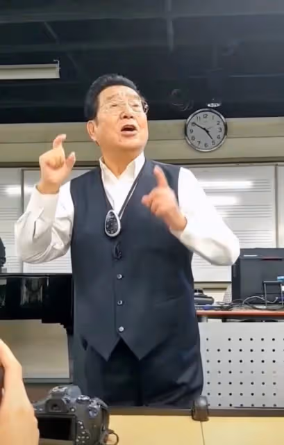 82歲李雙江罕露面!肚子突出滿頭濃密黑髮,親自教學飆高音獲熱捧