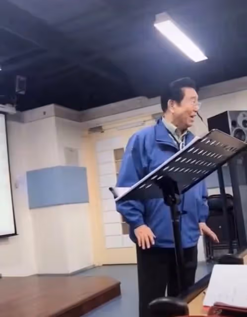82歲李雙江罕露面!肚子突出滿頭濃密黑髮,親自教學飆高音獲熱捧