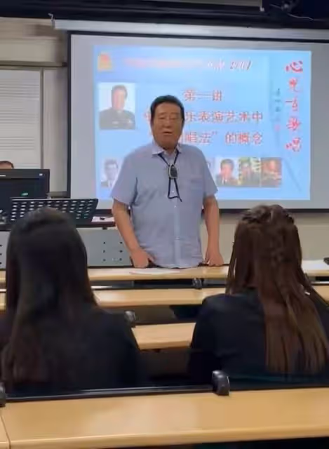 82歲李雙江罕露面!肚子突出滿頭濃密黑髮,親自教學飆高音獲熱捧