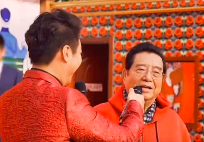 82歲李雙江罕露面!肚子突出滿頭濃密黑髮,親自教學飆高音獲熱捧