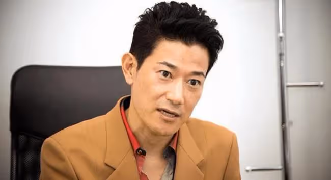 他演了19年鬼子,回國探親被國人暴打,果斷讓女兒加入中國國籍