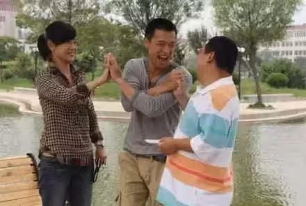 婆婆葬禮兒媳婦拒絕帶孝,丈夫拳打腳踢,兒媳亮出手機,丈夫道歉