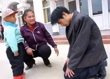 婆婆葬禮兒媳婦拒絕帶孝,丈夫拳打腳踢,兒媳亮出手機,丈夫道歉