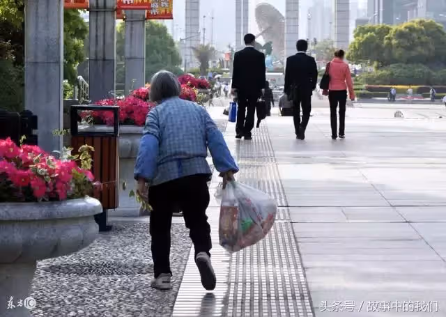 拾荒老婦意外撿到金手鐲,她原地苦等失主兩天,沒想到「失主」一出現,兩人都愣住了...