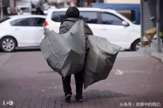 拾荒老婦意外撿到金手鐲,她原地苦等失主兩天,沒想到「失主」一出現,兩人都愣住了...