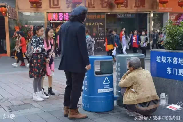 拾荒老婦意外撿到金手鐲,她原地苦等失主兩天,沒想到「失主」一出現,兩人都愣住了...