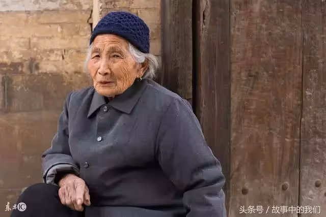 拾荒老婦意外撿到金手鐲,她原地苦等失主兩天,沒想到「失主」一出現,兩人都愣住了...