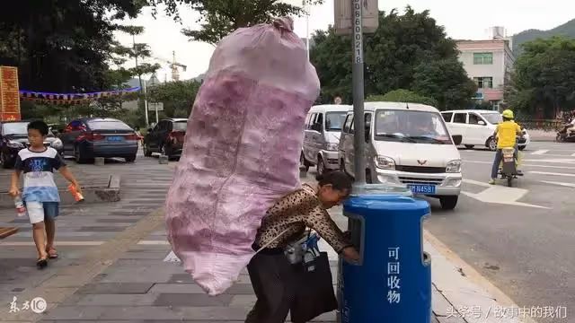 拾荒老婦意外撿到金手鐲,她原地苦等失主兩天,沒想到「失主」一出現,兩人都愣住了...