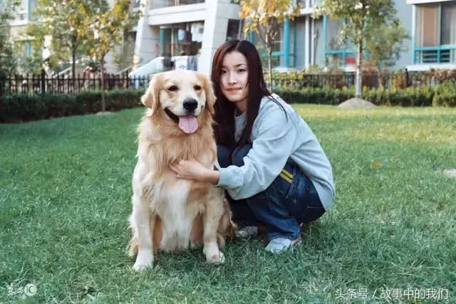 拾荒老婦意外撿到金手鐲,她原地苦等失主兩天,沒想到「失主」一出現,兩人都愣住了...