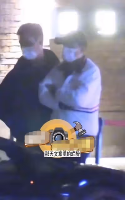 文章再次被拍缺德行為,專挑別人車門前小便,助理在一旁打掩護!