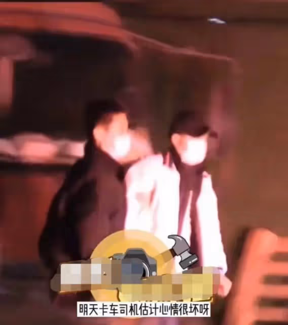 文章再次被拍缺德行為,專挑別人車門前小便,助理在一旁打掩護!