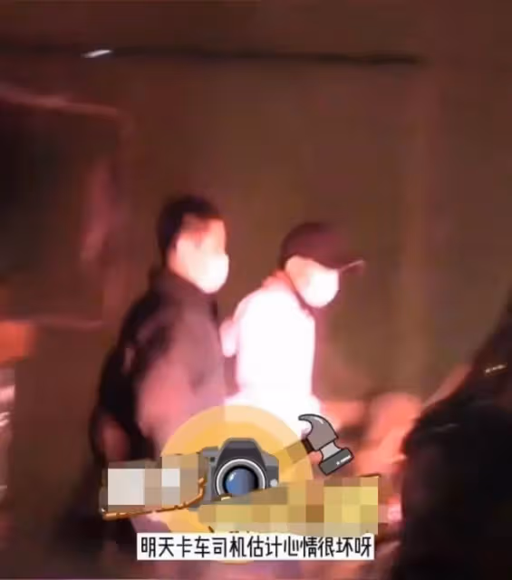 文章再次被拍缺德行為,專挑別人車門前小便,助理在一旁打掩護!