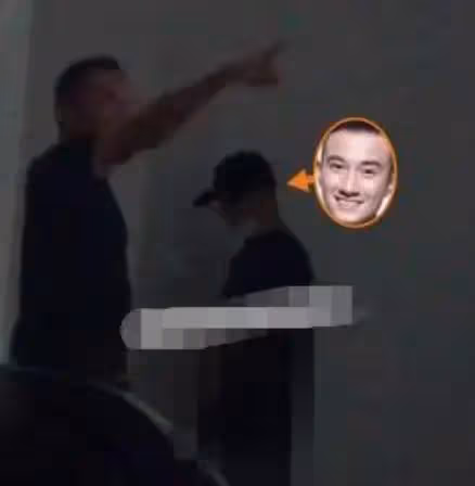 文章再次被拍缺德行為,專挑別人車門前小便,助理在一旁打掩護!