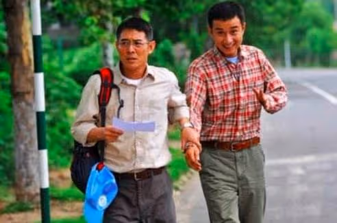 文章再次被拍缺德行為，專挑別人車門前小便，助理在一旁打掩護！