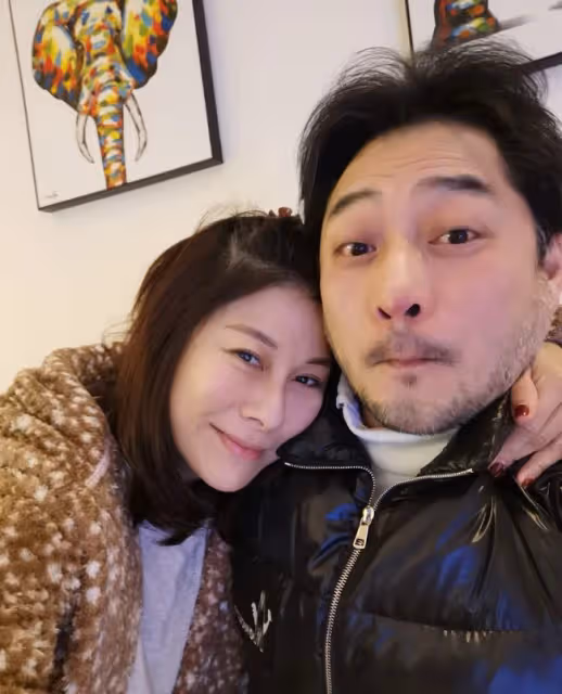 盧惠光前妻罕露面,緊摟醫生老公秀恩愛,44歲已是4個孩子的媽