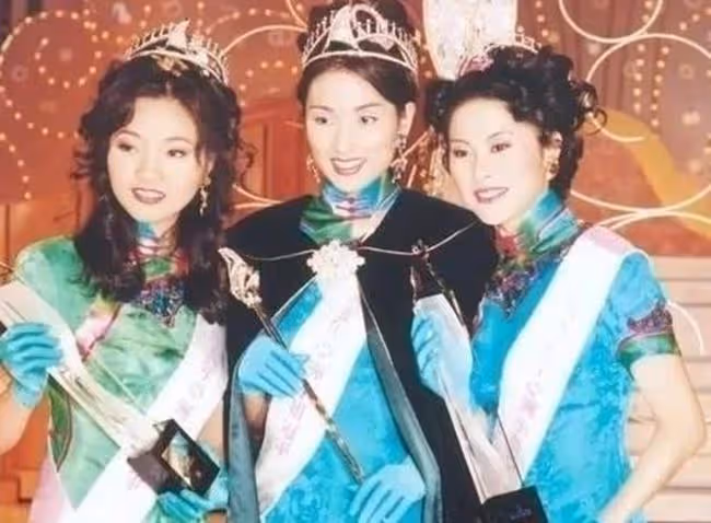 盧惠光前妻罕露面,緊摟醫生老公秀恩愛,44歲已是4個孩子的媽