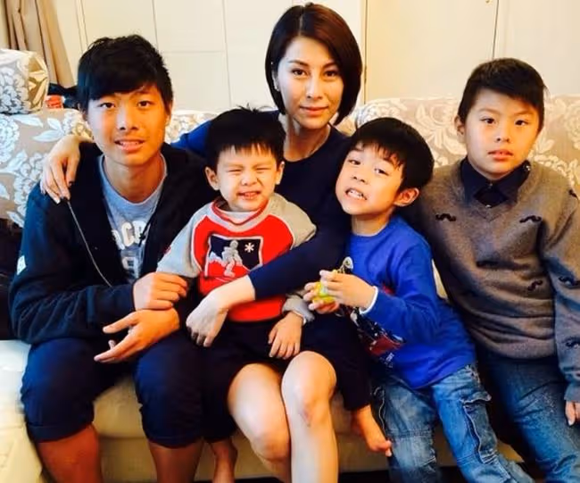 盧惠光前妻罕露面,緊摟醫生老公秀恩愛,44歲已是4個孩子的媽