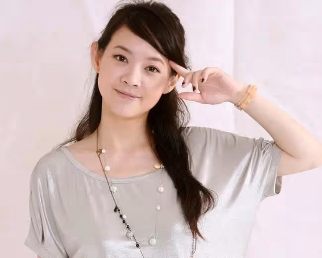 曾志偉女兒提前一年慶50歲生日,首次戴老花鏡示人,直言已成老嫗