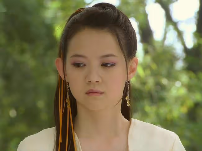 曾志偉女兒提前一年慶50歲生日,首次戴老花鏡示人,直言已成老嫗