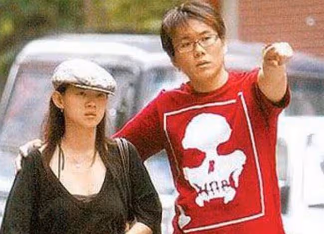 曾志偉女兒提前一年慶50歲生日,首次戴老花鏡示人,直言已成老嫗