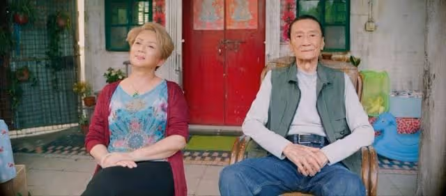 85歲謝賢與友聚餐,前妻狄波拉對其照顧周到,兩人道別前當眾親吻