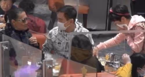 85歲謝賢與友聚餐,前妻狄波拉對其照顧周到,兩人道別前當眾親吻