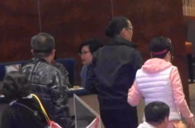 85歲謝賢與友聚餐,前妻狄波拉對其照顧周到,兩人道別前當眾親吻
