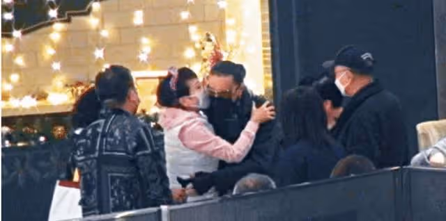 85歲謝賢與友聚餐,前妻狄波拉對其照顧周到,兩人道別前當眾親吻