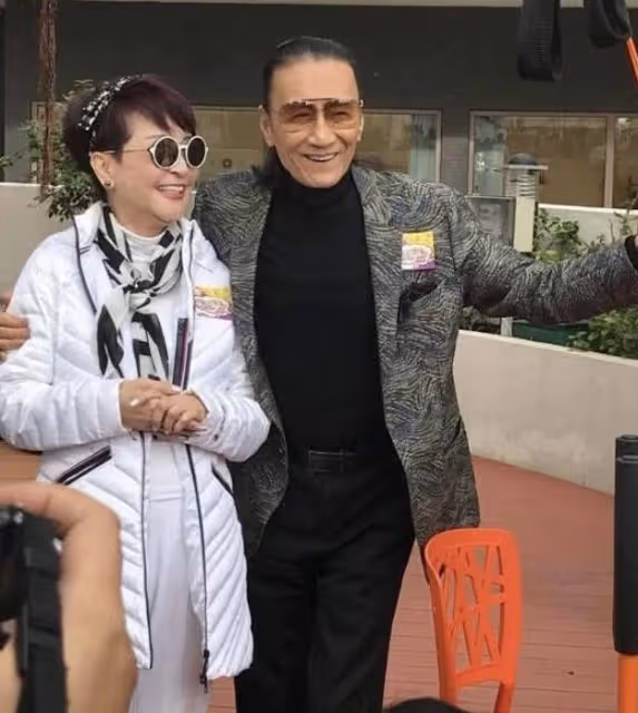 85歲謝賢與友聚餐,前妻狄波拉對其照顧周到,兩人道別前當眾親吻