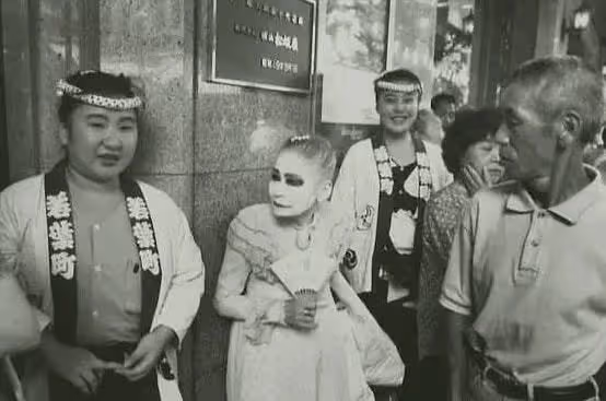 日本煙花女站街60年拉客,74歲仍盛裝打扮站街頭,真相卻惹人淚目