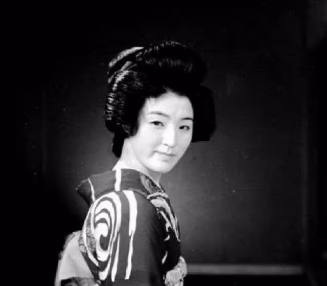 日本煙花女站街60年拉客,74歲仍盛裝打扮站街頭,真相卻惹人淚目